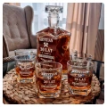Prezent urodzinowy dla męża, whisky, butelka, elegancki zestaw od żony