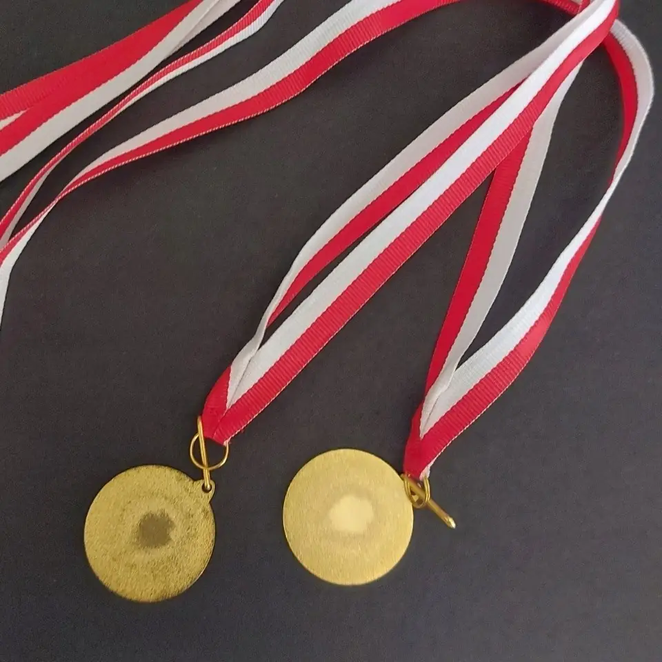 Złoty medal dla dzieci ze wstążką - zdjęcie od klienta 2
