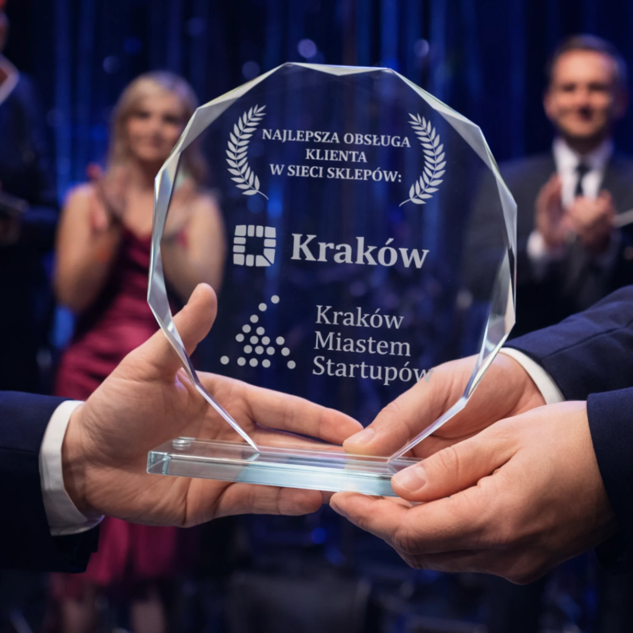 Statuetka szklana model 80613 o grubości 1,2 cm z personalizacją i grawerem