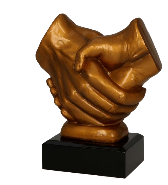 Złota statuetka biznesowa uścisk dłoni z grawerem dla kontrahenta